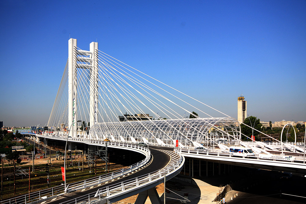 фото "New bridge" метки: архитектура, город, пейзаж, Бухарест, дорога, мост, небо