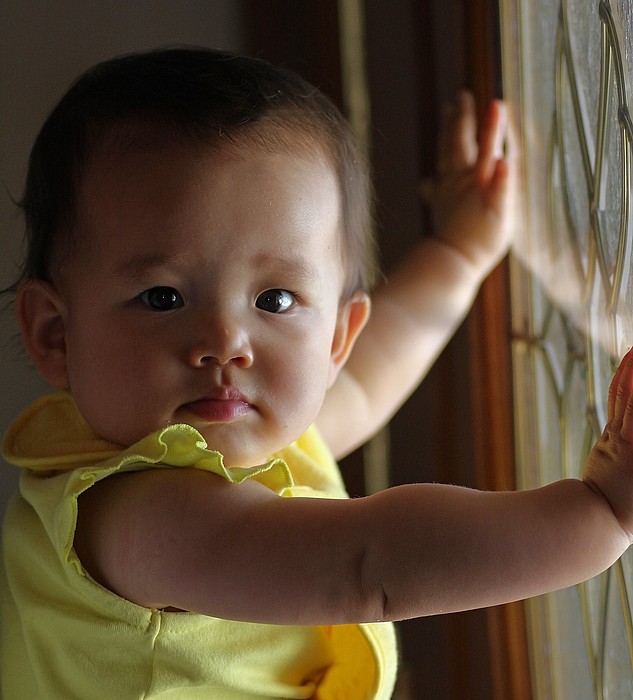 photo "At The Window" tags: portrait, children, woman