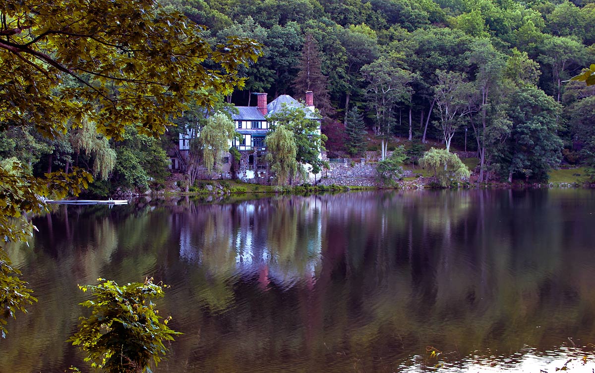 Дом у озера 4. Домик у озера. Осень домик у озера. Дом в лесу у реки. Дом у озера осень.