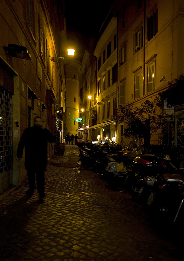 photo "night in the narrow streets of Rome .." tags: city, travel, Europe