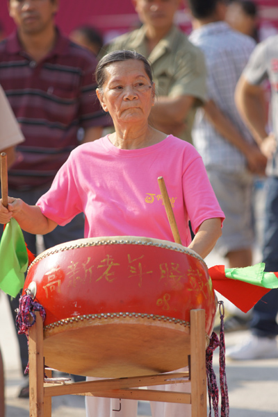photo "Drumming" tags: portrait, travel, Asia, woman