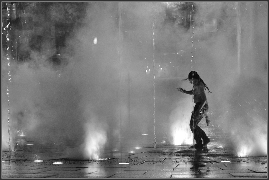 photo "Dancing in the fountain" tags: reporting, city, 