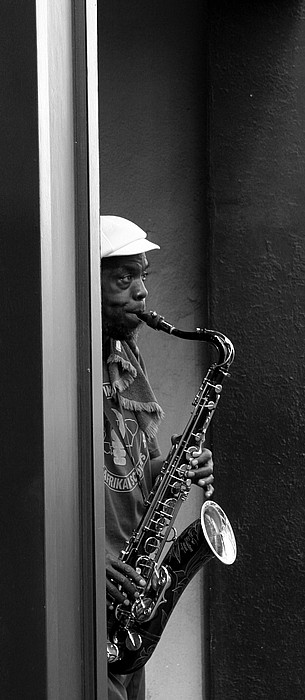 photo "Street Sax" tags: black&white, genre, 