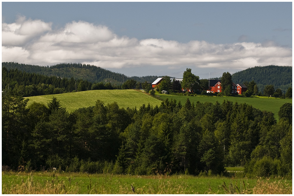 photo "Red house on the hill" tags: landscape, travel, Europe