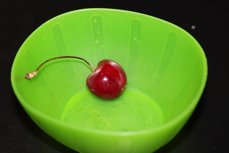 photo "cherry in a bowl" tags: macro and close-up, 