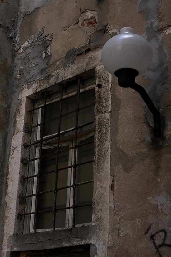 photo "lamp and window" tags: old-time, travel, Europe