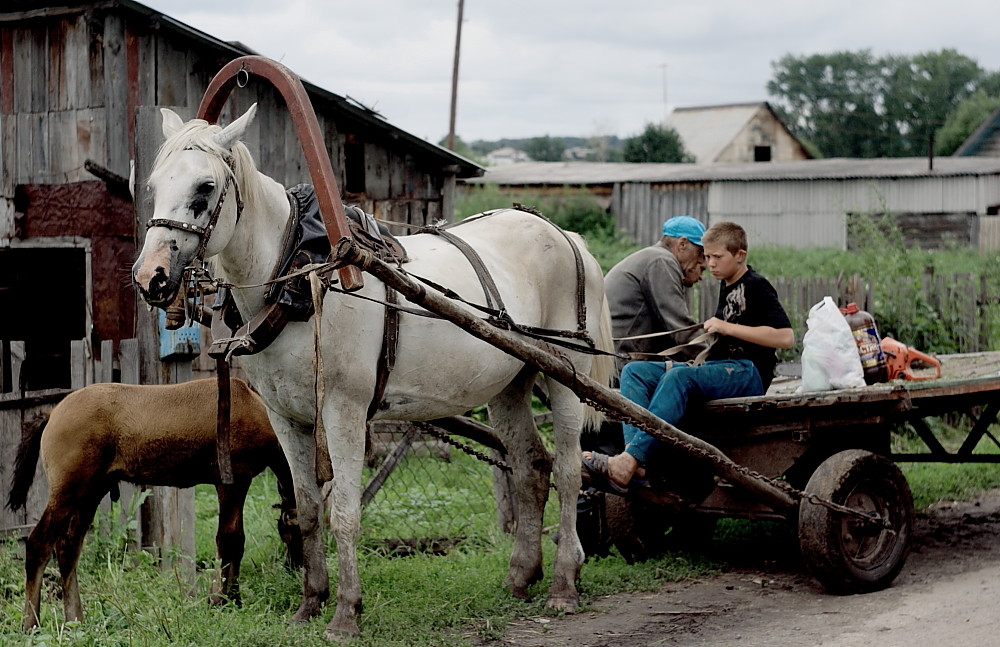 photo ".. parallel ... (or peasants)." tags: genre, reporting, 