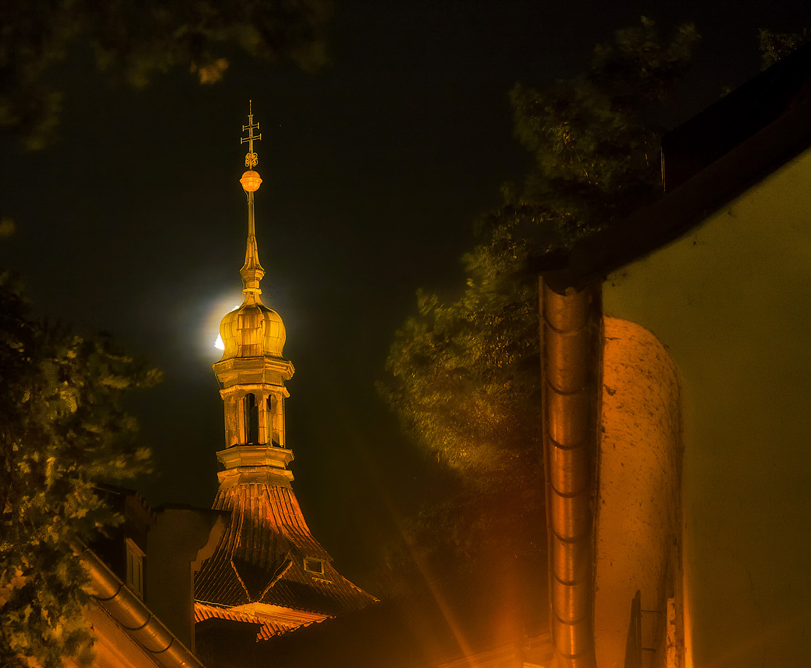 photo "Hide and Seek with the Moon." tags: architecture, city, landscape, 