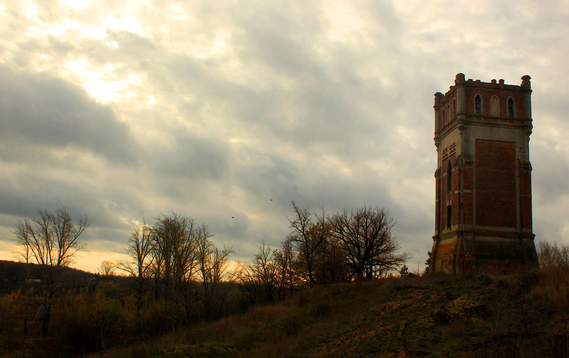 photo "Water tower (the beginning of the twentieth century)." tags: architecture, landscape, autumn