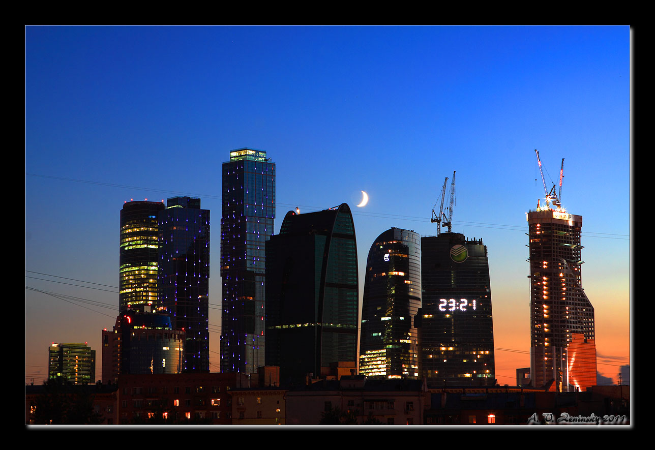 photo "Summer city sunset with the moon." tags: landscape, city, sunset