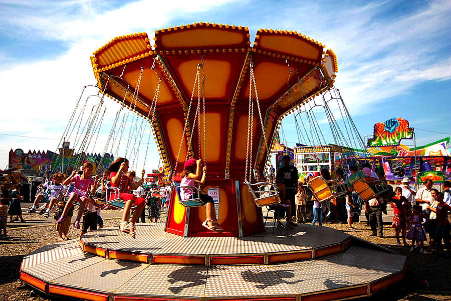 photo "At the fair" tags: reporting, city, 