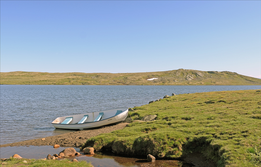 photo "Lonely boat" tags: landscape, travel, Europe