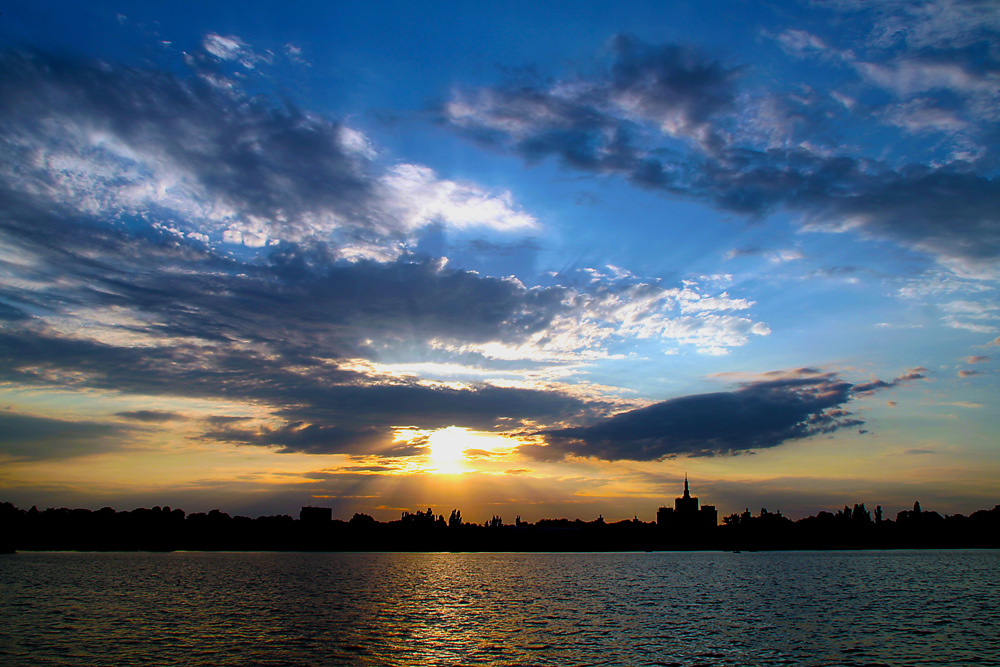 фото "The sky at sunset" метки: пейзаж, закат, небо, облака, озеро, парк