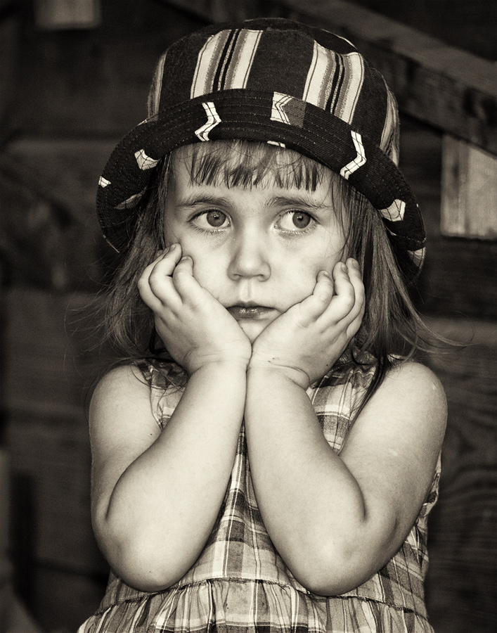 какая серьезная девочка