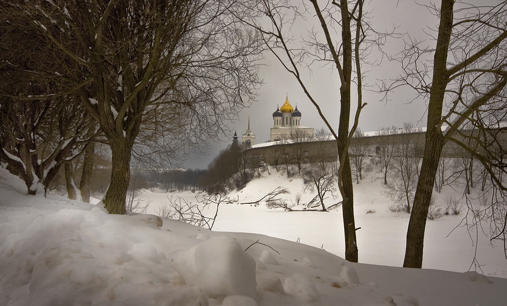 photo "Looking into the distance." tags: architecture, landscape, winter