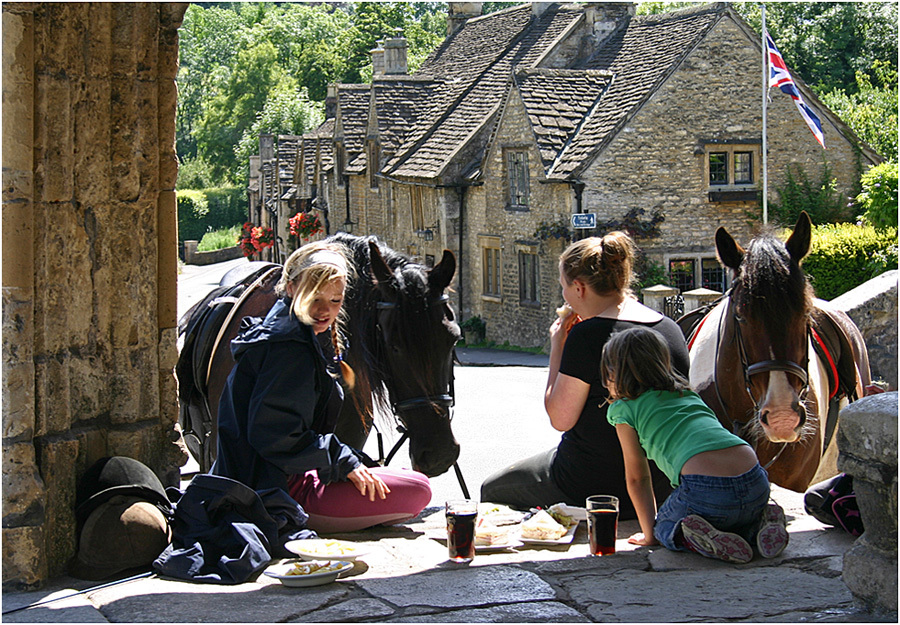 photo "Breakfast of equestrians." tags: genre, reporting, 