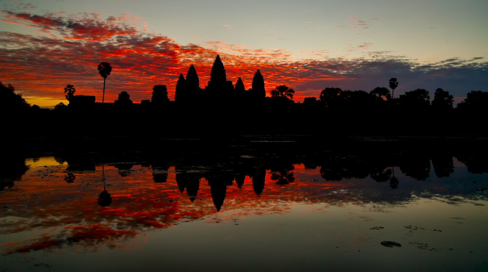 photo "Dawn over the temple of Angkor Wat" tags: travel, landscape, Asia, sunset