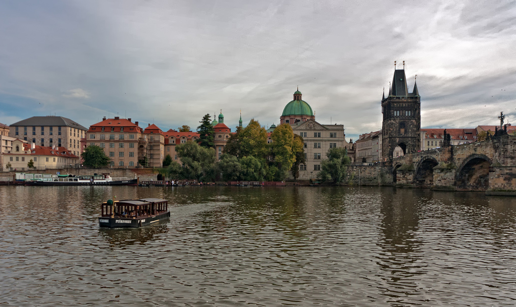 photo "Boat trips on the Vltava River." tags: architecture, city, landscape, 