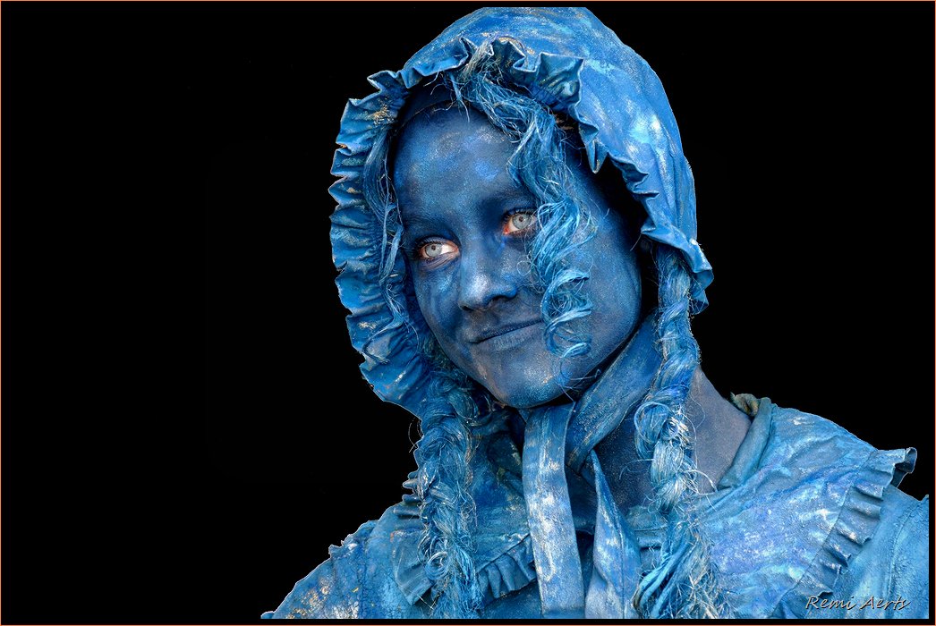 photo "blue living statues" tags: portrait, reporting, woman