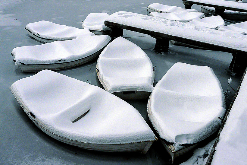 photo "Fingerprints winter" tags: landscape, black&white, boat, lake, park, winter