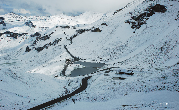 photo "Lake in Alps. Photo through the bus window." tags: landscape, mountains, water