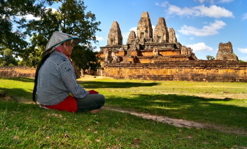 photo "Khmer peasant woman near a temple Pre Rup" tags: travel, genre, Asia