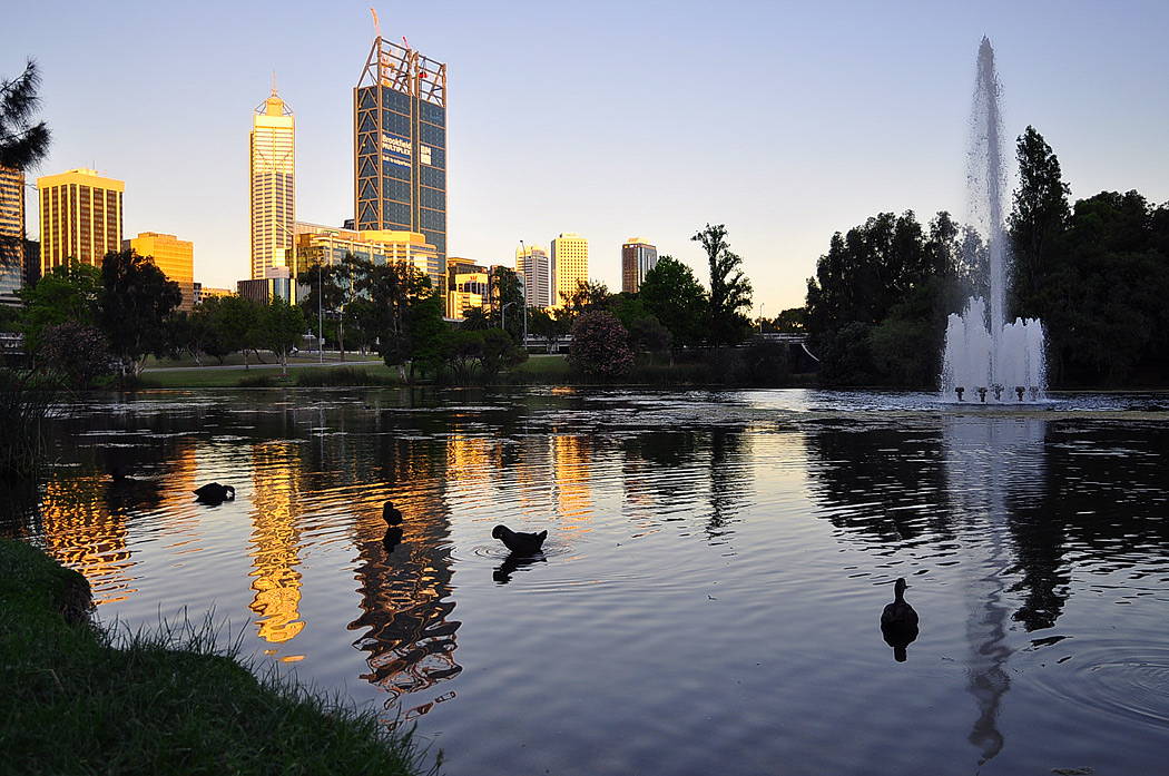 photo "Life in the City" tags: landscape, city, water