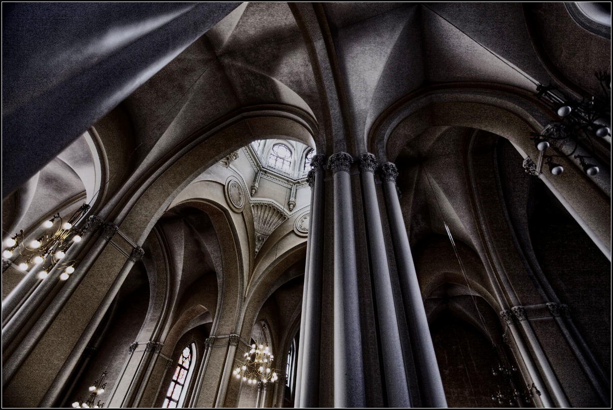 photo "In a Catholic church" tags: interior, 