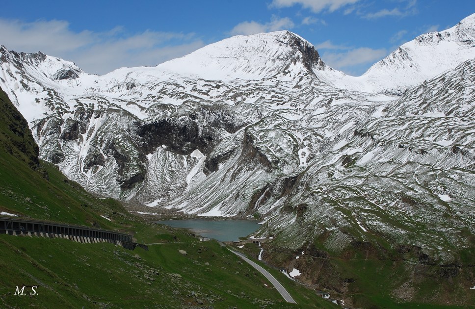 photo "Lake in Alps. Photo through the bus window." tags: landscape, mountains