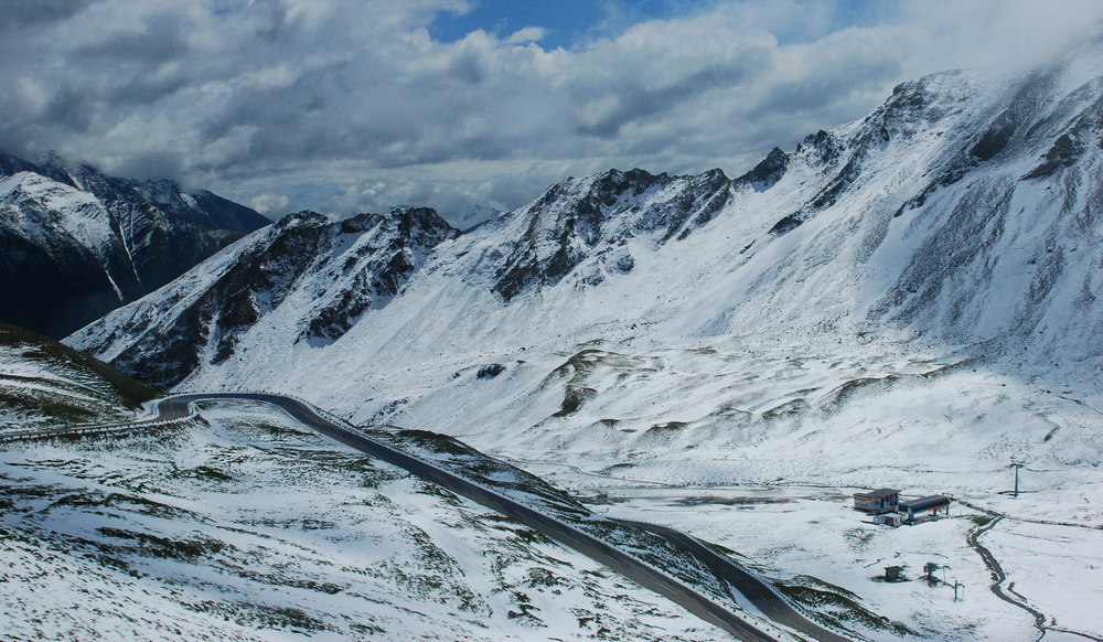 photo "Highway in Alps.Photo through the buswindow." tags: landscape, mountains