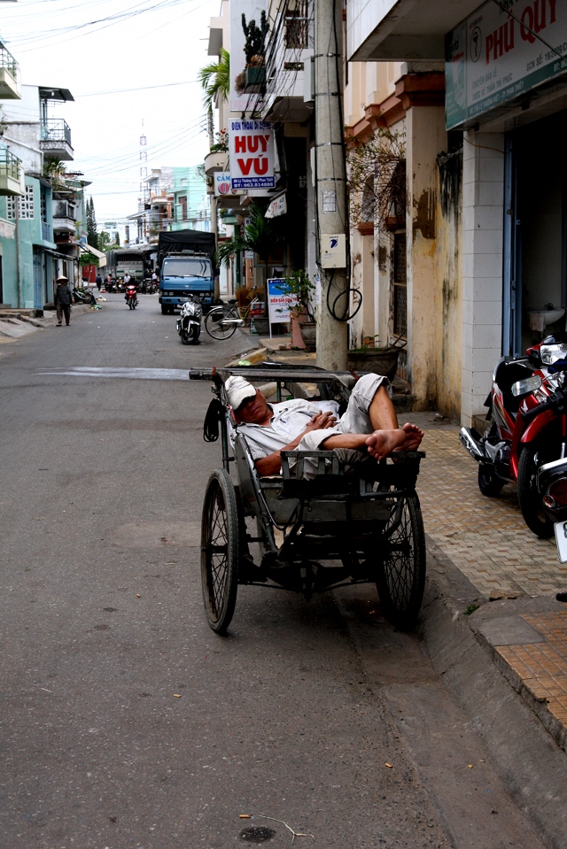 photo "lazy driver" tags: travel, reporting, Asia