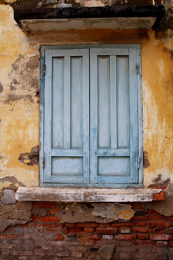 photo "old window" tags: travel, reporting, Asia