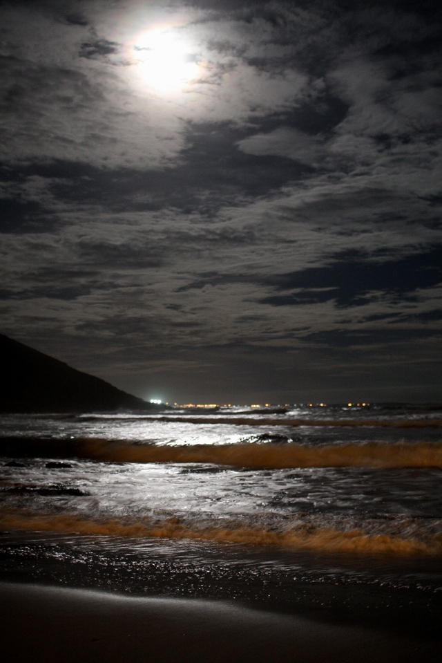 photo "found the sea and the moon again" tags: travel, landscape, Asia, night