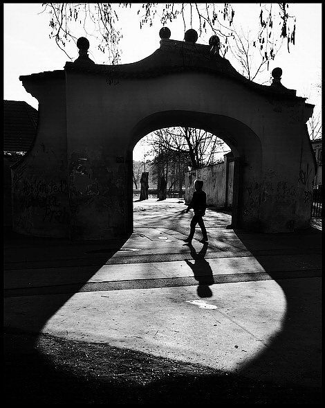 photo "Ворота и фигура" tags: black&white, 