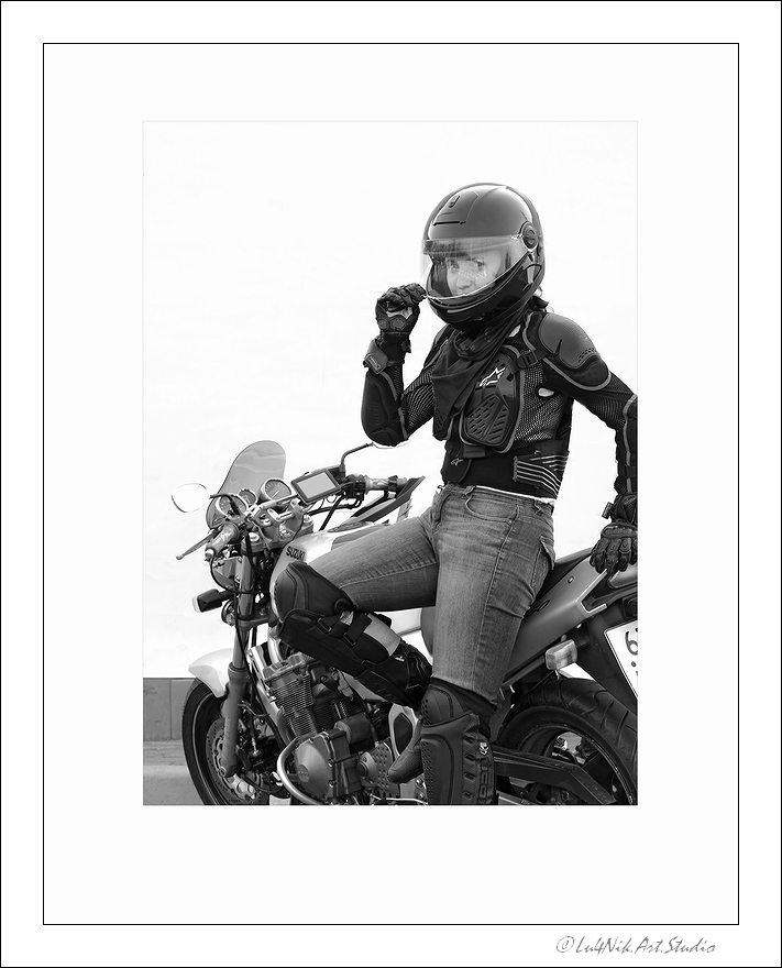 фото "портрет девушки на мотоцикле" метки: портрет, черно-белые, женщина