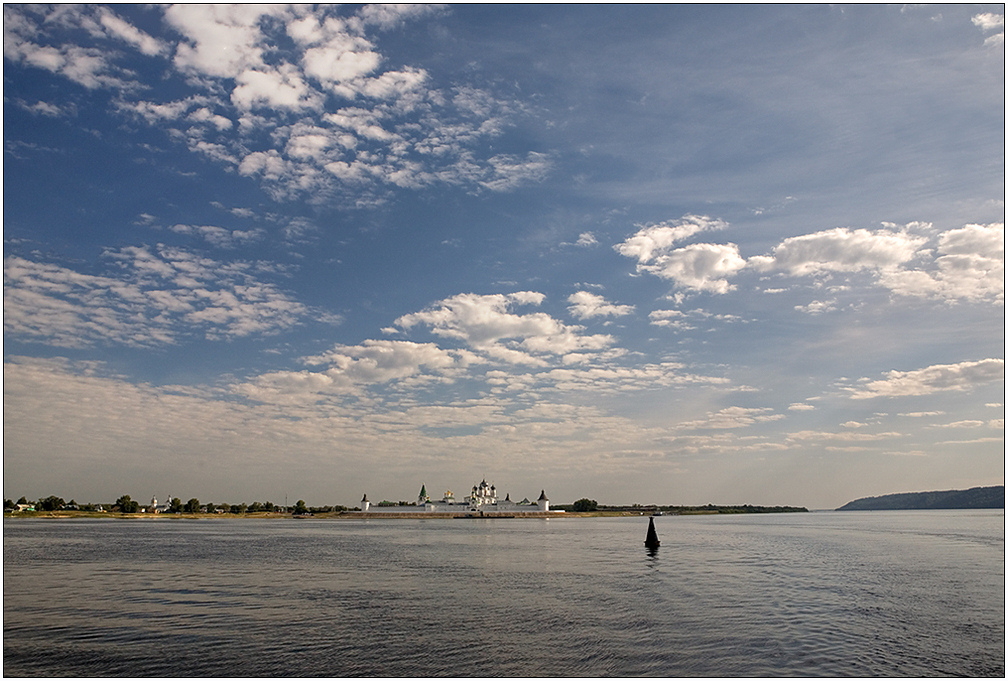 photo "Kind from Volga on Makarievskiy's monastery" tags: landscape, clouds, water