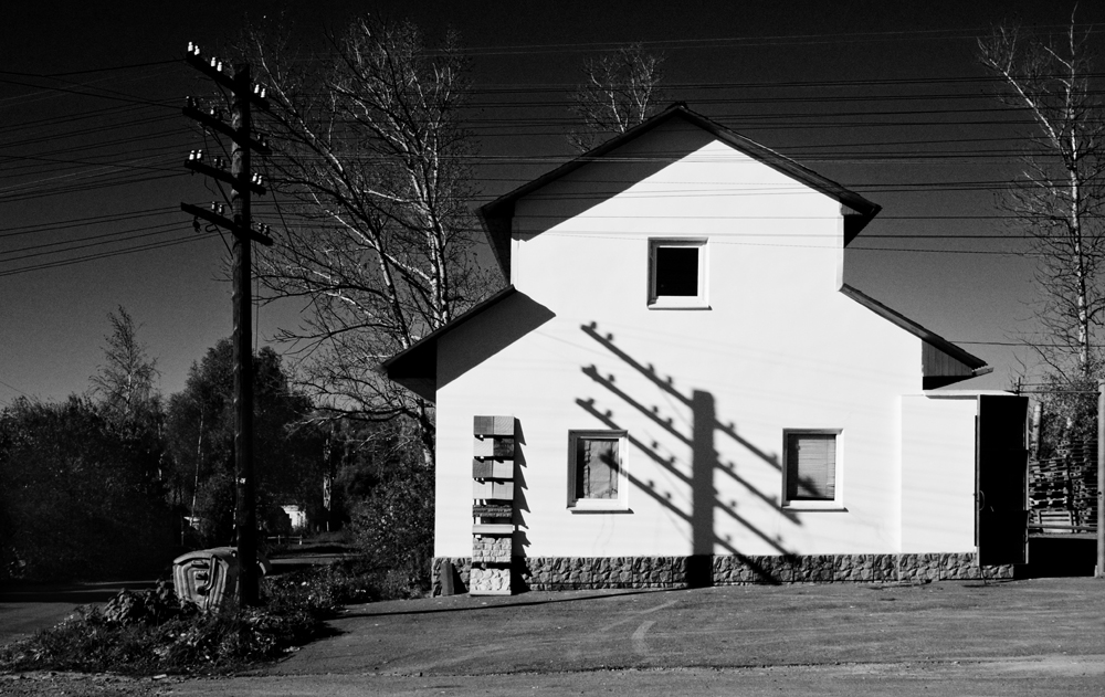 photo "***" tags: black&white, architecture, building, shadow