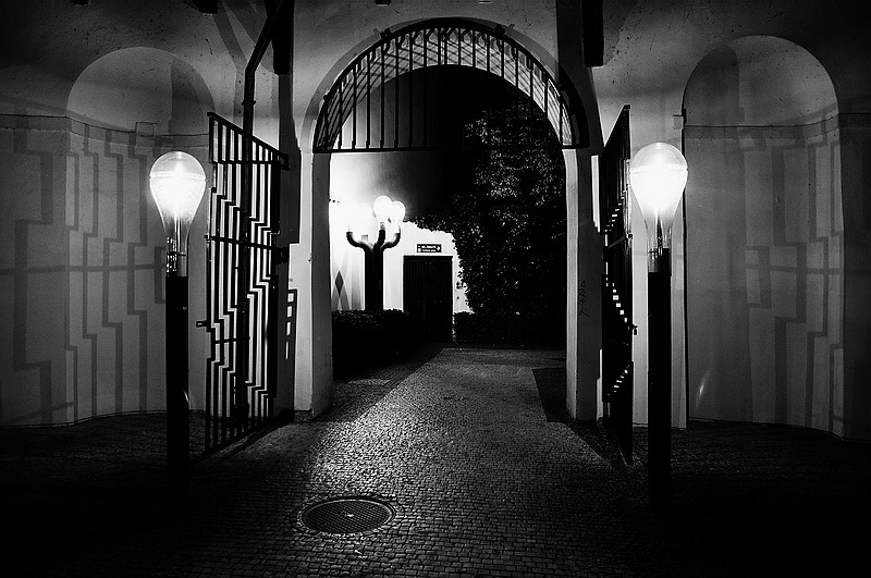 photo "Ночной ворота и фонари" tags: black&white, 