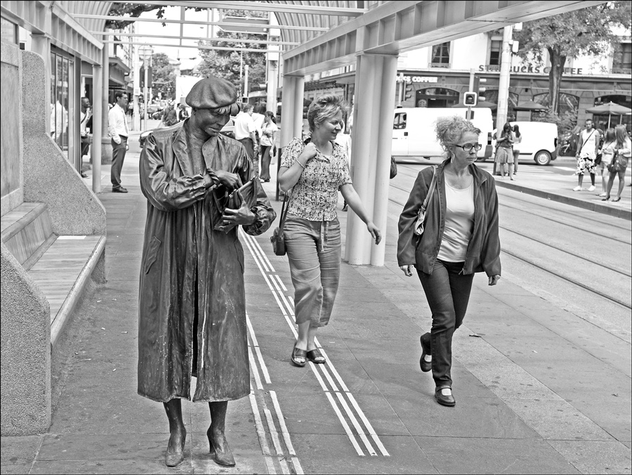 photo "On the tram stop" tags: genre, black&white, 