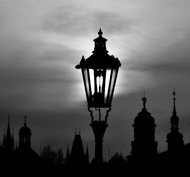 photo "Фонарь и башни" tags: black&white, 