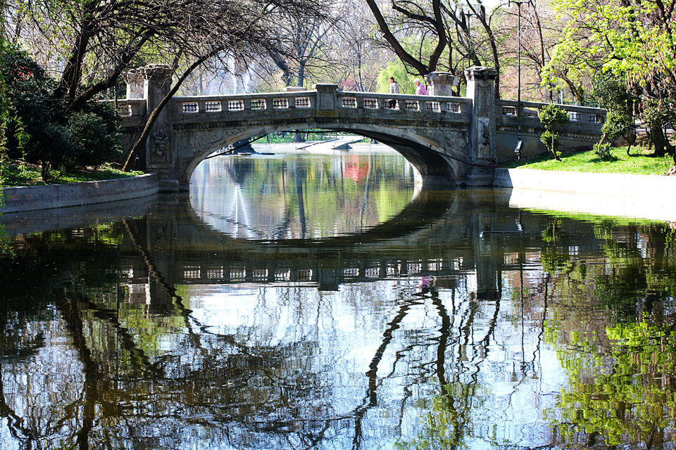 photo "Old Bridge" tags: landscape, city, Bucharest, bridge, lake, park, reflections