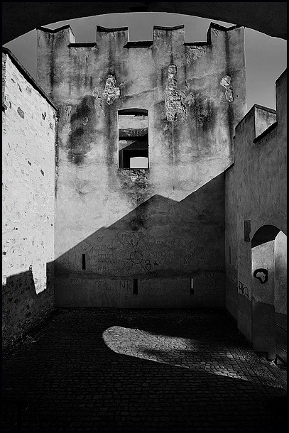 photo "Kрепостная стена из 14. столетие" tags: black&white, 