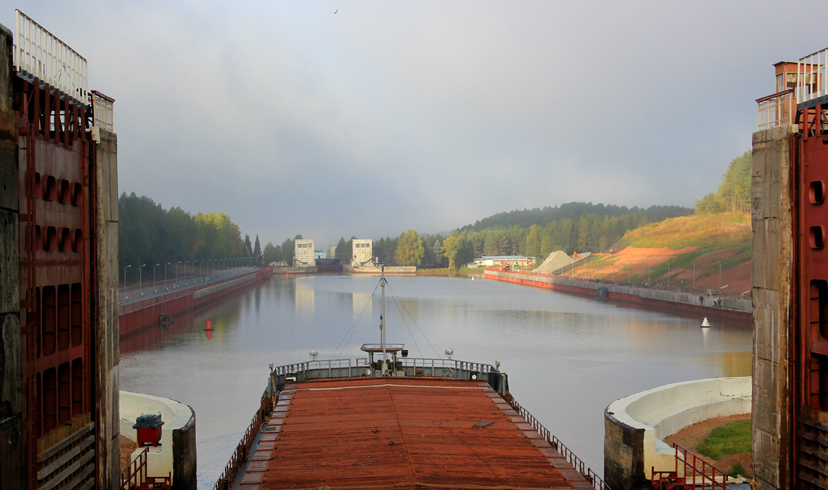 photo "Ahead - the work of river vessels on inland waterways!" tags: landscape, morning, summer, water, Волго-Балт, навигация, флот, шлюз