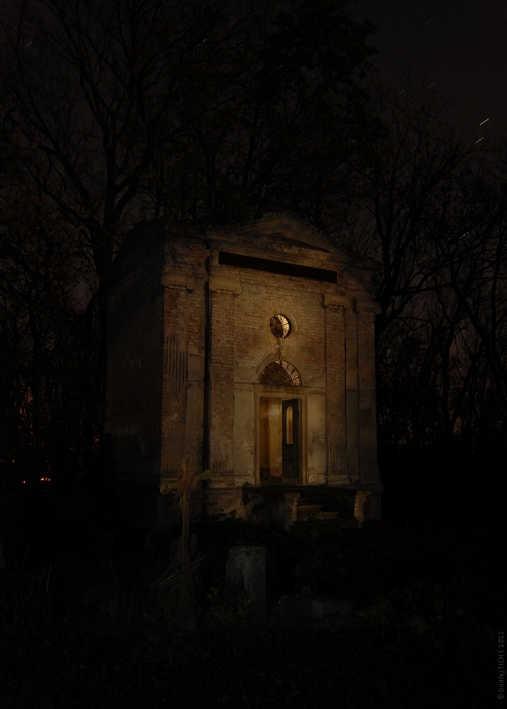 photo "mysterious tomb at midnight" tags: landscape, architecture, night