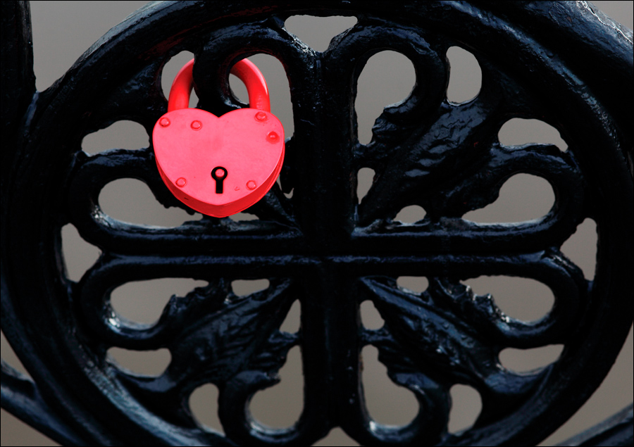 photo "Red and black" tags: city, fragment, 