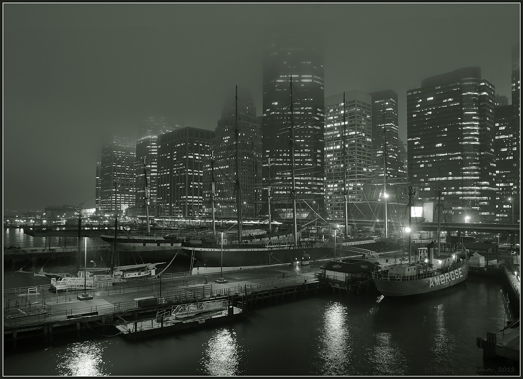 фото "Misty night in seaport at South street, Manhattan" метки: пейзаж, черно-белые, HDR, Нью-Йорк, городской пейзаж, ночь