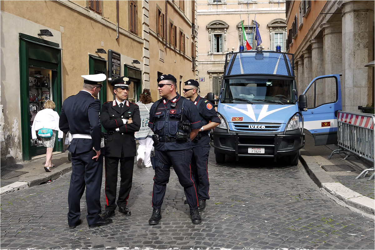 photo "Italian policemen" tags: travel, Europe