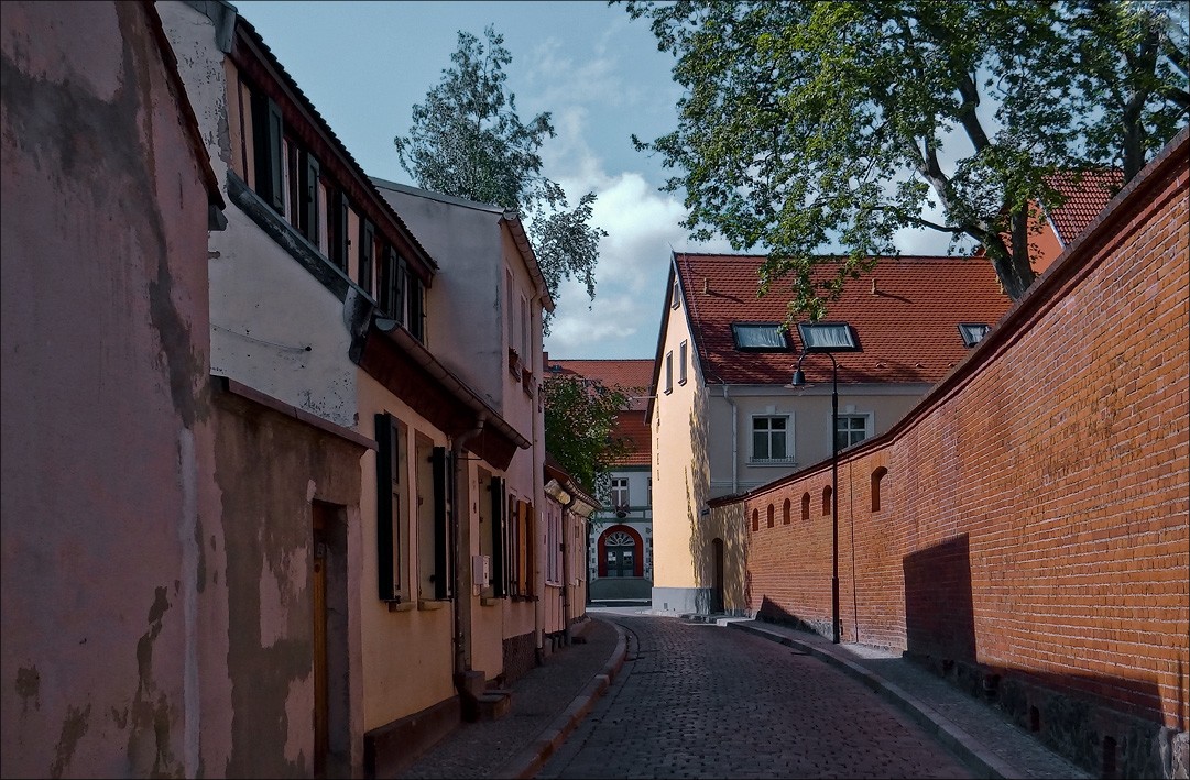 photo "Houses and walls..." tags: city, 