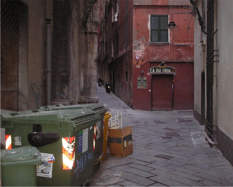 фото "old lanes in historical centre of Genoa, Italy" метки: архитектура, пейзаж, 