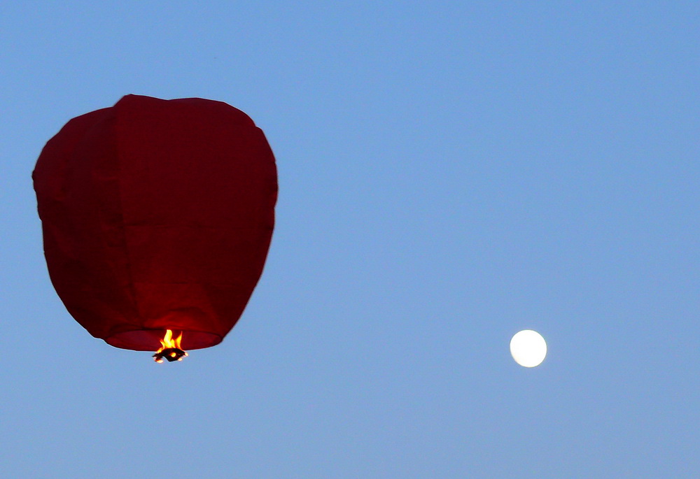 photo "Lantern and The Moon" tags: travel, reporting, Europe